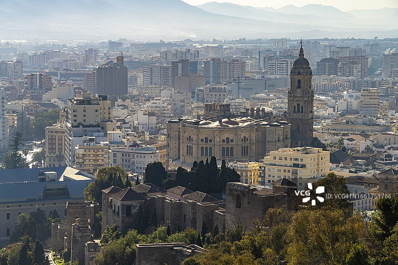 笼罩在薄雾中的马拉加和主教座堂，西班牙安达卢西亚马拉加图片素材