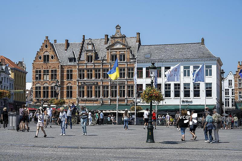 比利时弗拉芒布鲁日市集广场的行会房屋和餐厅图片素材