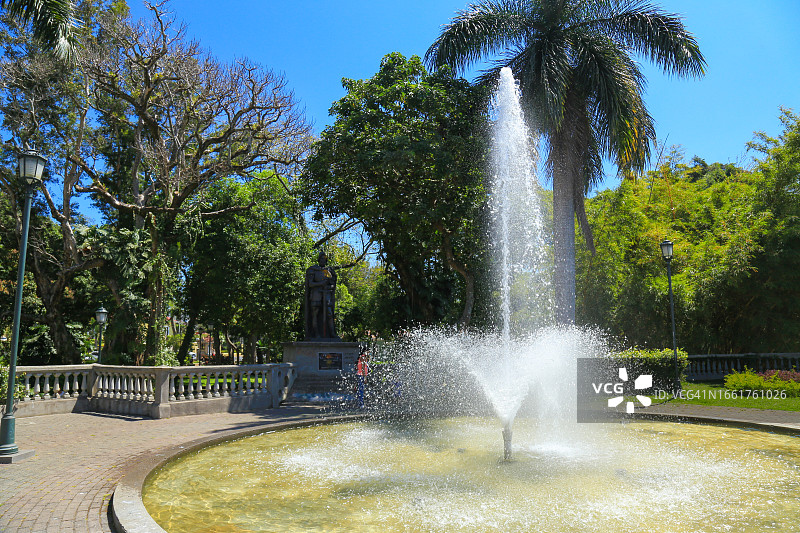 西班牙公园的工厂广场细节，有喷泉和胡安·巴斯克斯·德·科罗纳多雕像图片素材