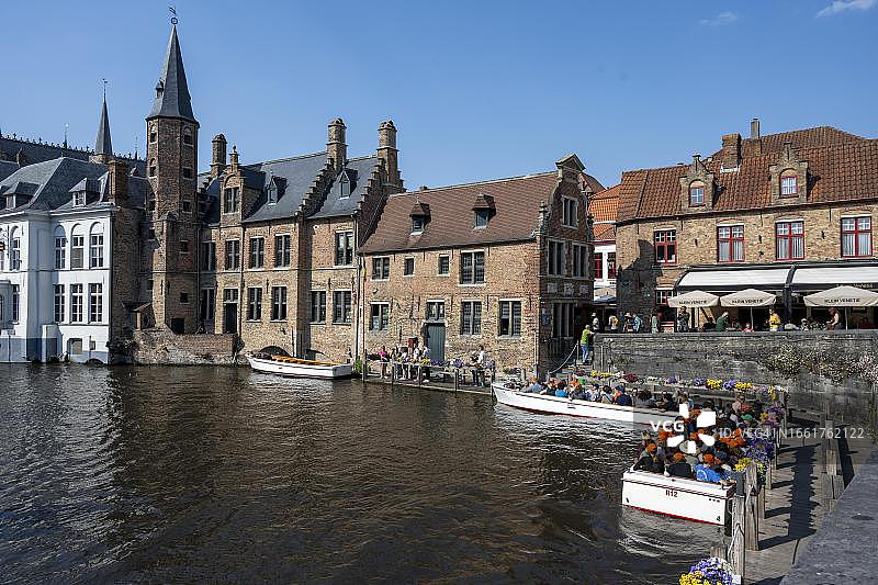 比利时弗兰德斯布鲁日玫瑰码头的游船图片素材