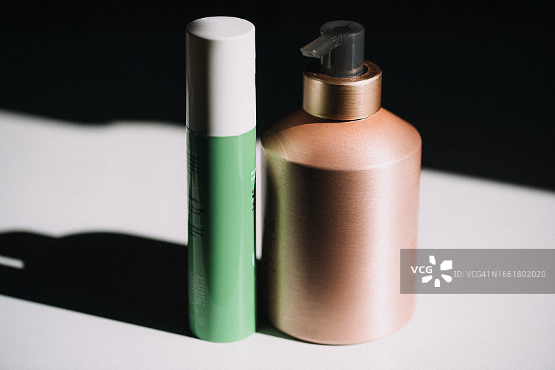 白色背景上的两种美容产品图片素材