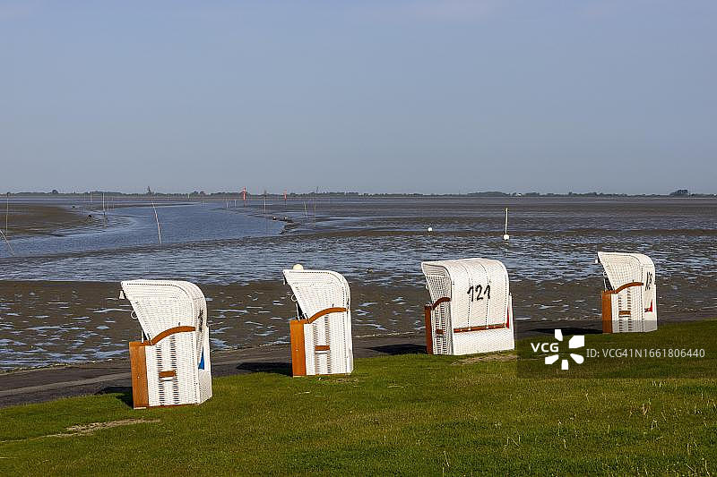 德国石勒苏益格-荷尔斯泰因胡苏姆的Dockkoog海滩潮汐区和沙滩椅图片素材