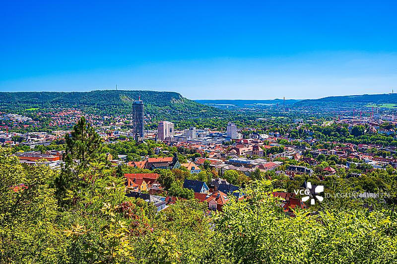 德国耶拿市中心及背景中的山脉风光图片素材