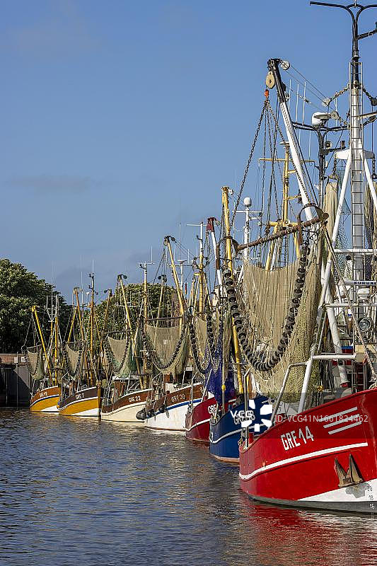 德国下萨克森州格里特西尔港口的捕蟹船和蟹网图片素材