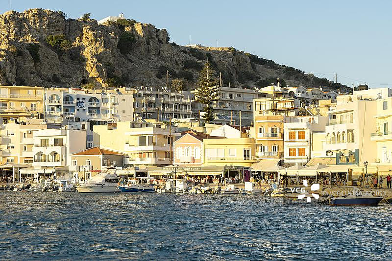 希腊多德卡尼斯群岛卡尔帕索斯岛的皮加迪亚港口城市图片素材