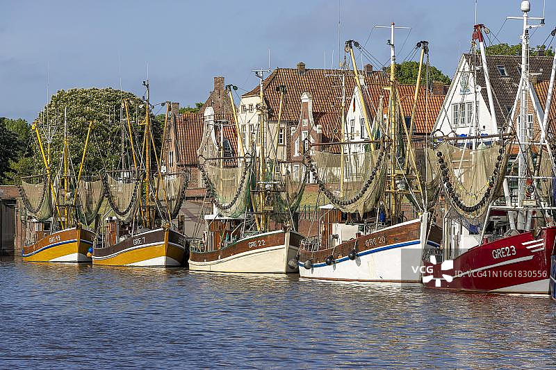 德国下萨克森州格里特西尔港口的捕蟹船和蟹网图片素材