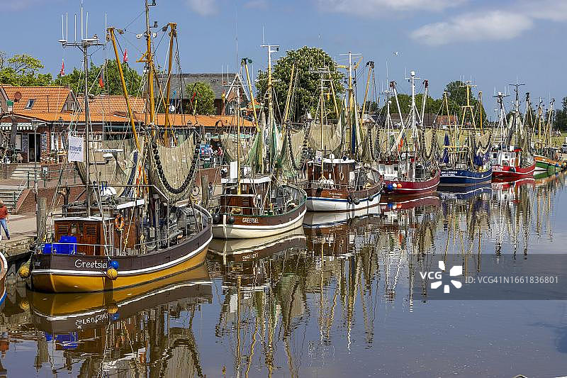 德国下萨克森州格里特希尔港口水中倒影的捕蟹船图片素材