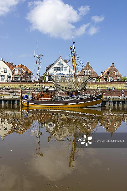 德国下萨克森州格里特西尔港口，水中倒影的捕蟹船图片素材
