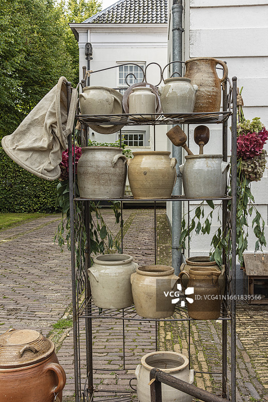 架子上摆放着各种石锅图片素材