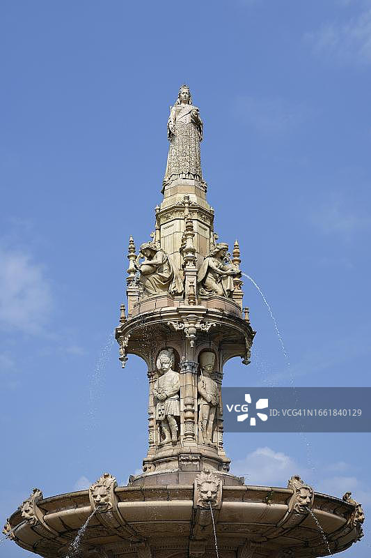 英国苏格兰格拉斯哥格林公园道尔顿喷泉旁的维多利亚女王像图片素材