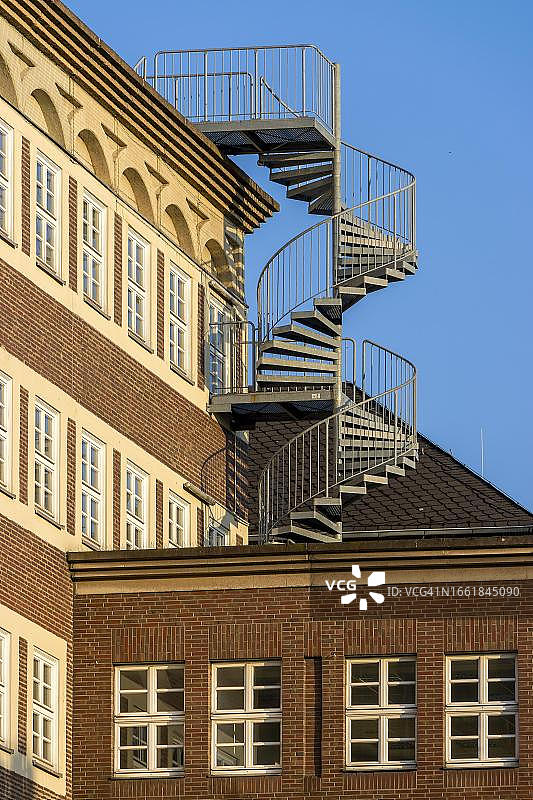 德国北莱茵-威斯特法伦州杜塞尔多夫的砖砌建筑和螺旋楼梯细节图片素材