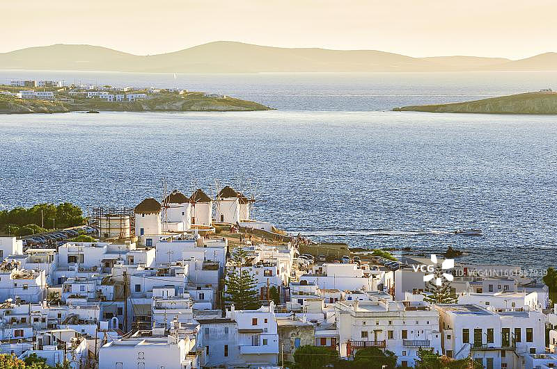 希腊米科诺斯岛霍拉镇的标志性白色风车美景图片素材