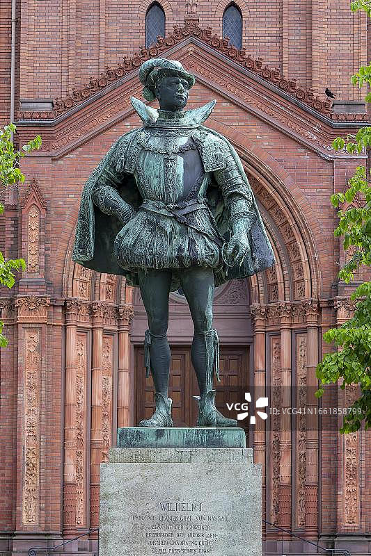 拿骚-奥兰治的威廉纪念碑，新教市场教堂前，威斯巴登，黑森州，德国图片素材