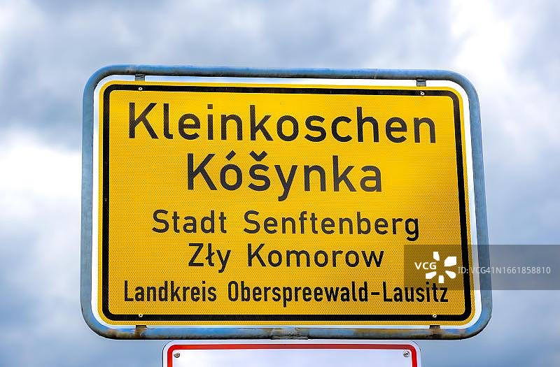 德国勃兰登堡州上施普雷瓦尔德-劳西茨县小科申森夫滕贝格区地名标志，用德语和索布语书写图片素材