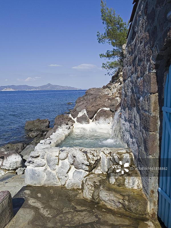 迷你温泉池：希腊伯罗奔尼撒半岛硫化氢温泉浴图片素材