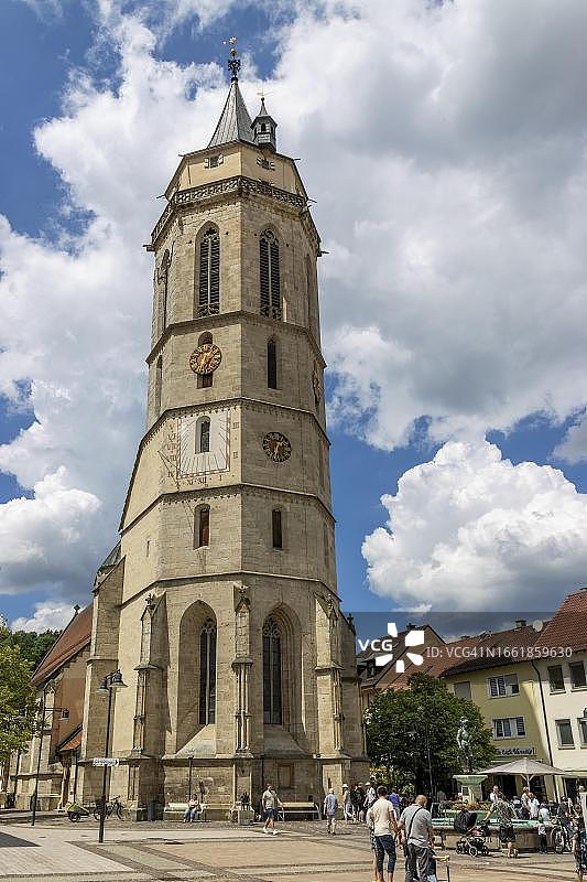 德国巴林根的Protestant城镇教堂，蓝天白云图片素材