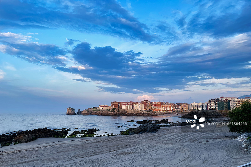 日落时分的西班牙卡斯特罗·乌尔迪亚莱斯图片素材