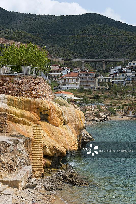 温泉水疗：埃迪普索斯温泉，位于希腊埃维亚岛图片素材
