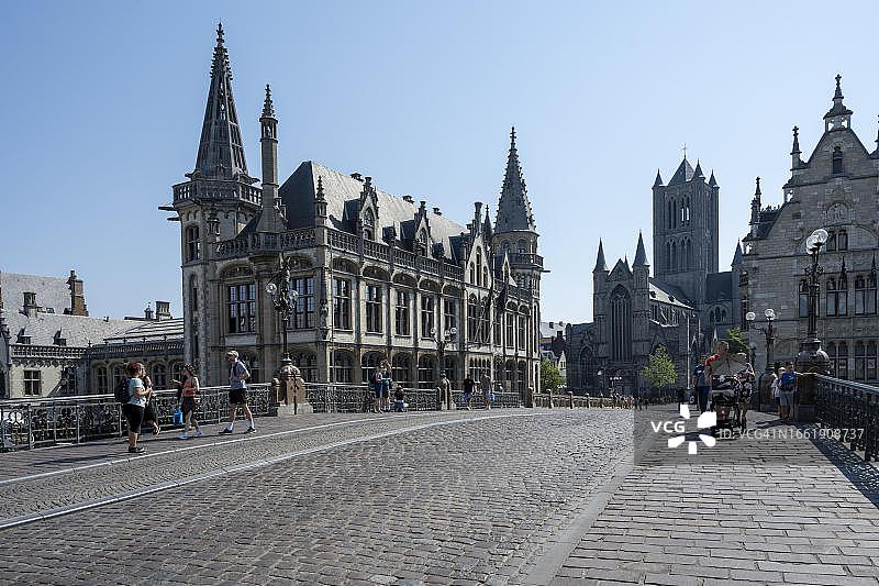 圣米迦勒桥和中世纪建筑，圣尼古拉斯教堂，钟楼，根特，佛兰德斯，比利时图片素材