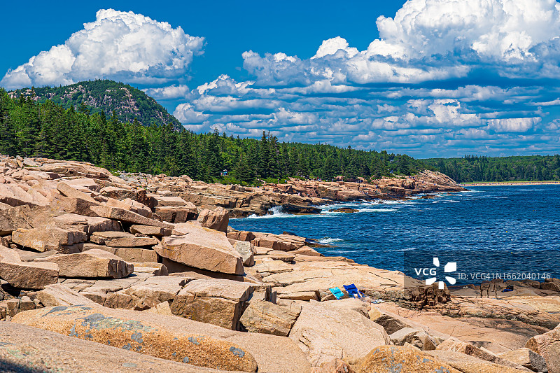 雾蒙蒙的港口中的船只图片素材