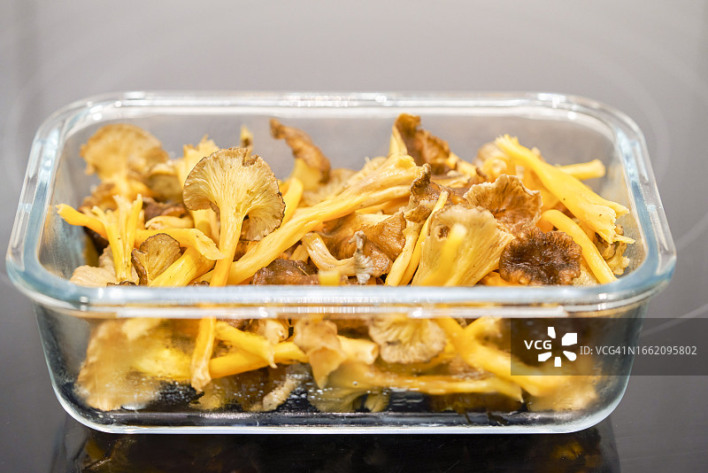 精选清洗干净准备烹饪的黄色鸡油菌图片素材