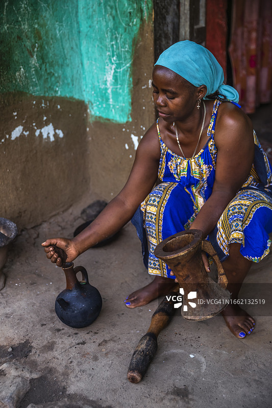 在埃塞俄比亚，东非，准备咖啡的非洲女人图片素材