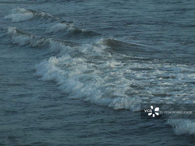 享受凉爽夏夜的人们图片素材