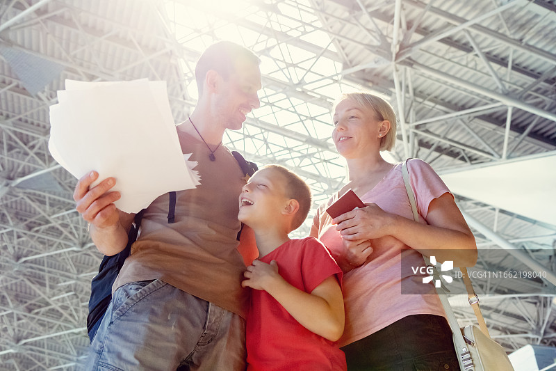 快乐的年轻家庭在出发前移居国外图片素材