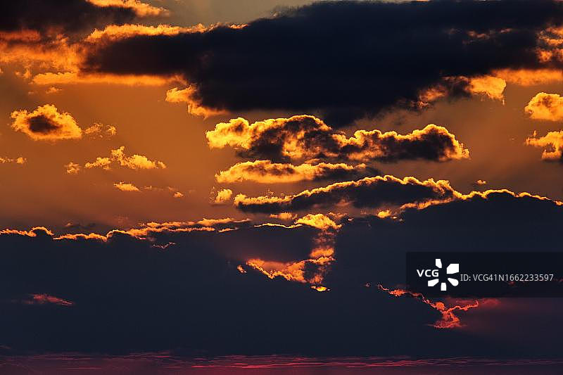 德国叙尔特岛日落时分的 dramatic 傍晚天空，壁纸图片素材