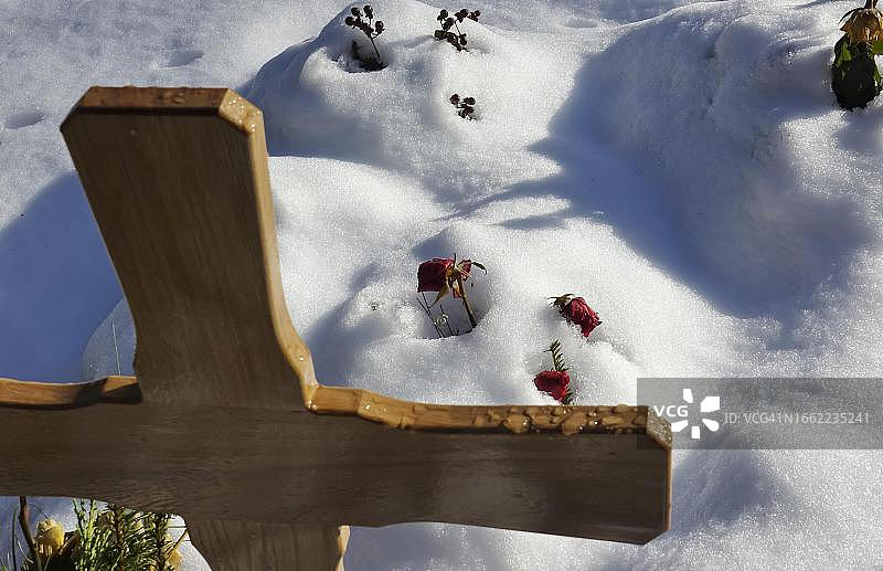 德国冬季墓地，白雪覆盖的坟墓图片素材