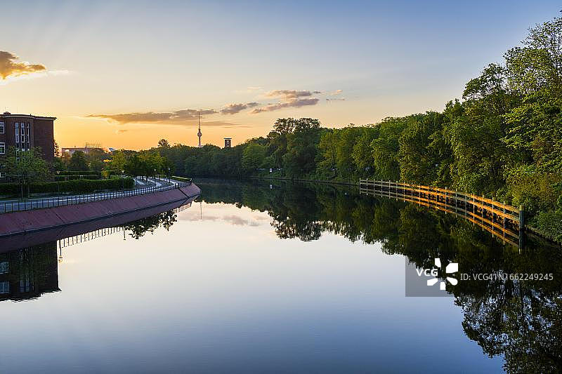 德国柏林蒂尔加藤的施普雷河图片素材