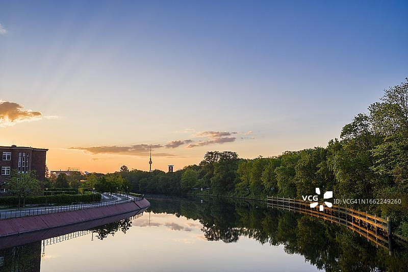 德国柏林蒂尔加藤的施普雷河图片素材