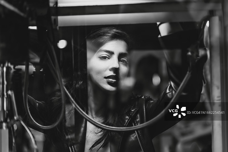 黑白科技概念中美丽的女性图片素材