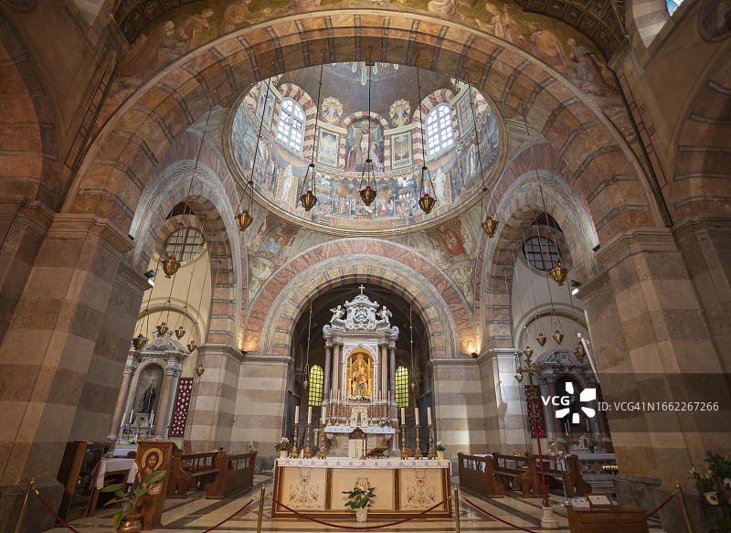 方济各会,巴尔巴纳岛巴尔巴纳圣殿内部景观,位于意大利弗留利-威尼斯朱利亚格拉多泻湖图片素材