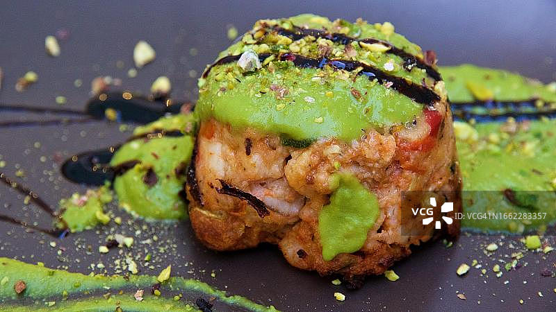 开胃菜：鲜虾、开心果、香醋、黑盘图片素材