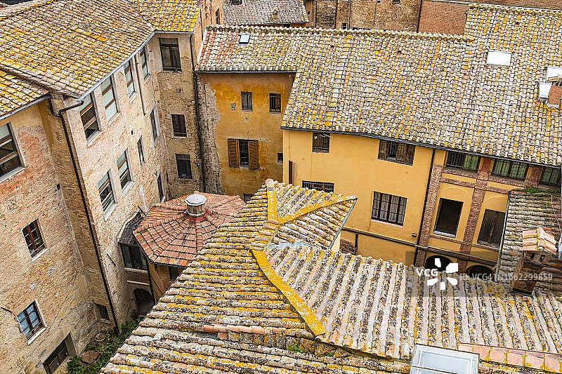锡耶纳的屋顶之上，意大利托斯卡纳锡耶纳历史中心图片素材