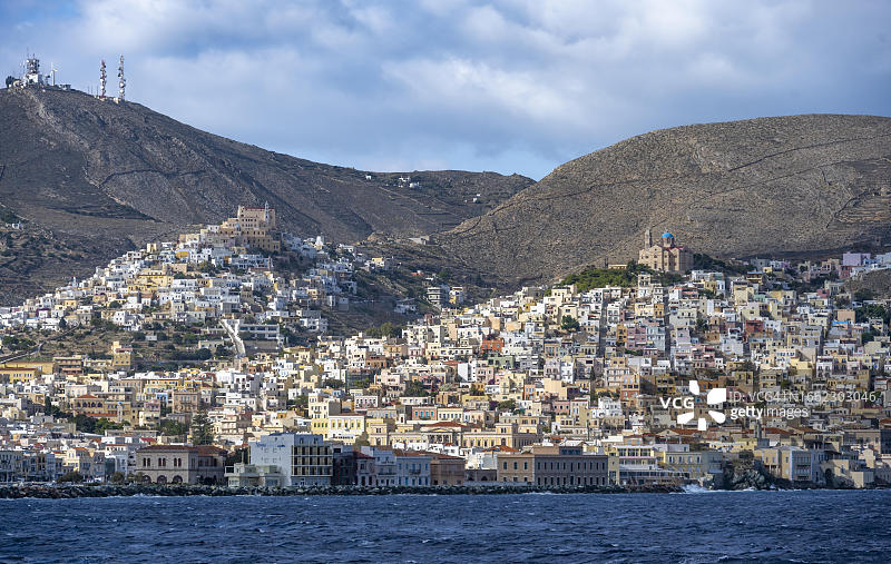 锡罗斯岛埃尔穆波利斯镇景色，阿诺锡罗斯的圣乔治大教堂和复活教堂图片素材