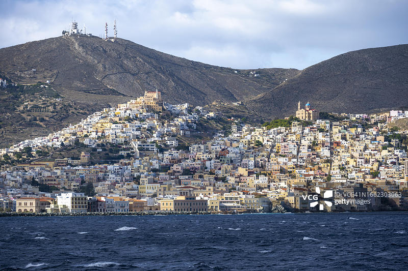 锡罗斯岛埃尔穆波利斯镇景色，阿诺锡罗斯的圣乔治大教堂和复活教堂图片素材