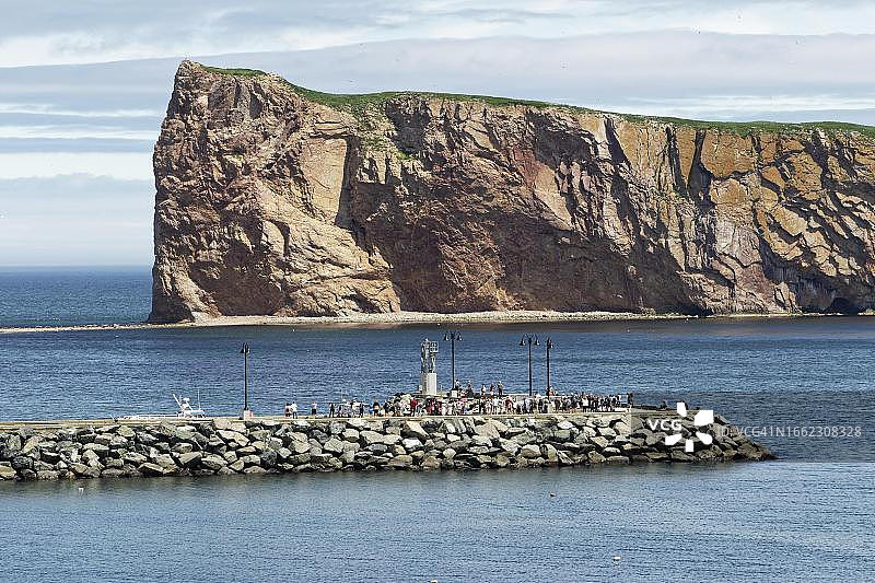 加拿大魁北克省加斯佩西地区珀尔斯岩及码头图片素材