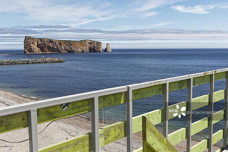 从观景塔看到的景色，珀尔斯岩，珀尔斯，加拿大魁北克省加斯佩西地区图片素材