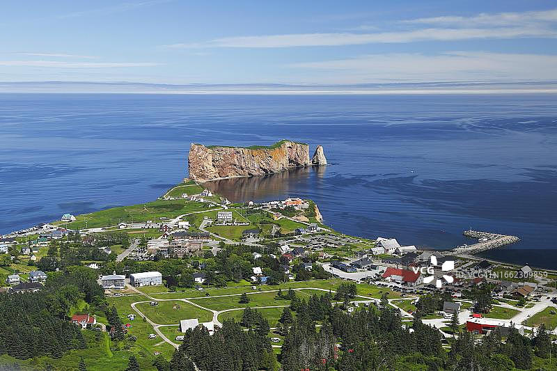 从观景台眺望加拿大魁北克省加斯佩地区珀尔斯岩图片素材