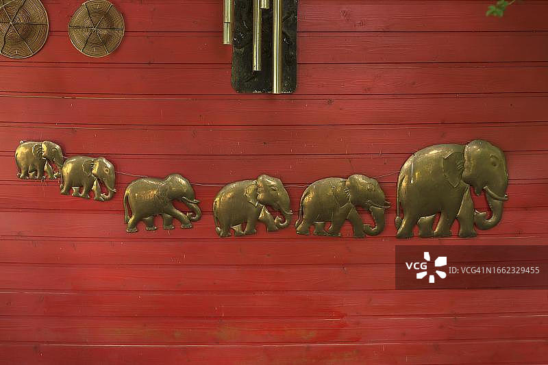 德国巴伐利亚红色木墙上的大象雕塑图片素材