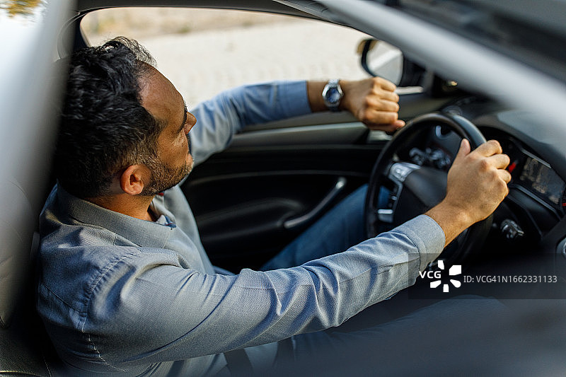 车内男子视角图片素材