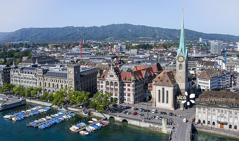 苏黎世圣母大教堂全景，利马特河城市景观图片素材