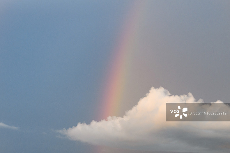 云层之上的彩虹图片素材