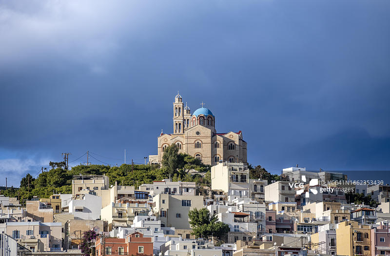 希腊锡罗斯埃尔穆波利斯小镇风光，粉色房屋和复活教堂图片素材