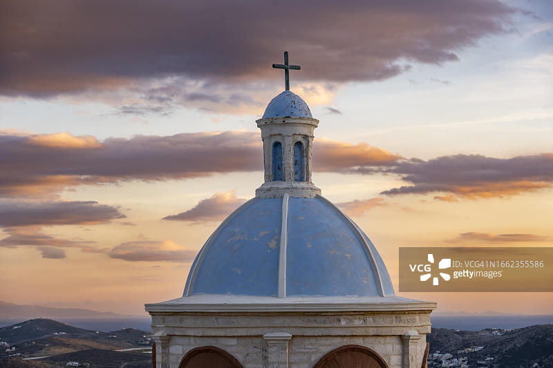 希腊赛罗斯岛天主教堂蓝顶日落图片素材