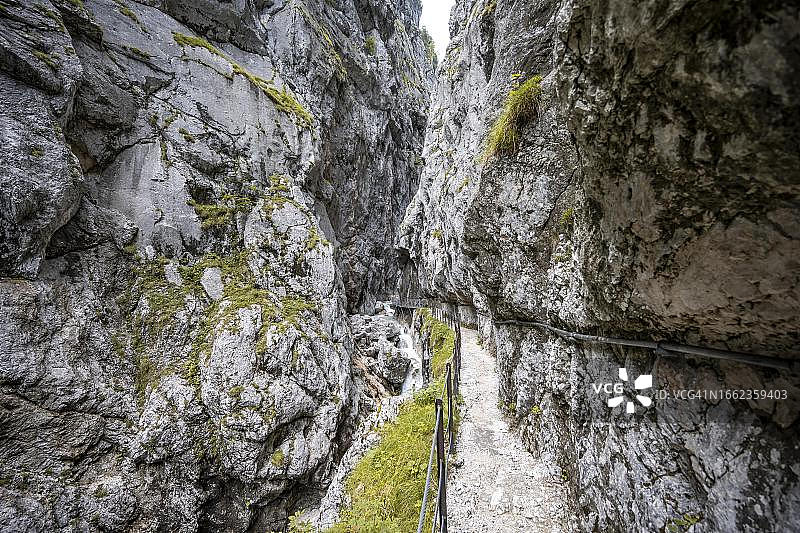 德国巴伐利亚上巴伐利亚韦尔登费尔瑟地区霍伦塔尔峡谷的狭窄岩石峡谷小路图片素材