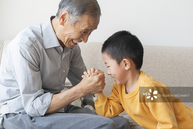 爷爷和孙子图片素材