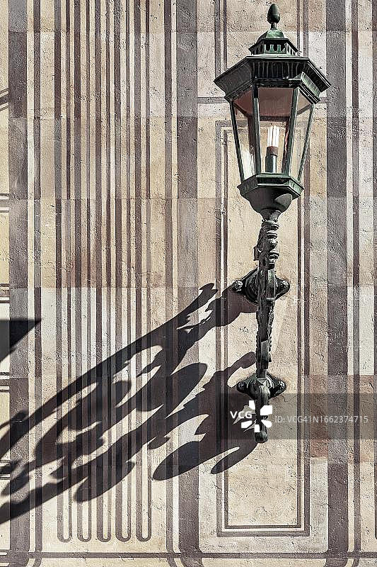 德国慕尼黑王宫庭院喷泉的灯笼图片素材